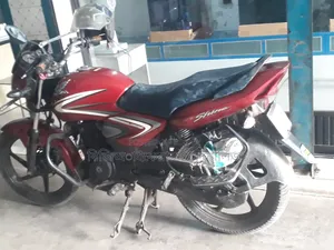 হোন্ডা সিবি ২০১৭ লাল