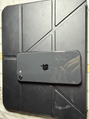Apple iPhone SE 128 GB Black