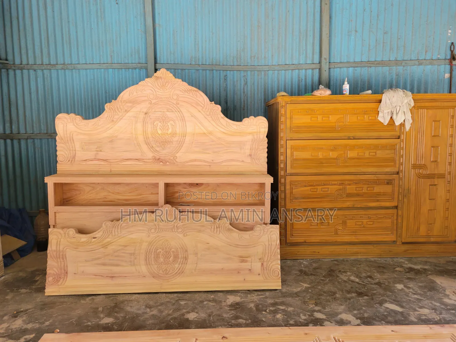 মেহগনি কাঠের বক্স খাট।