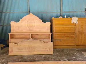 মেহগনি কাঠের বক্স খাট।