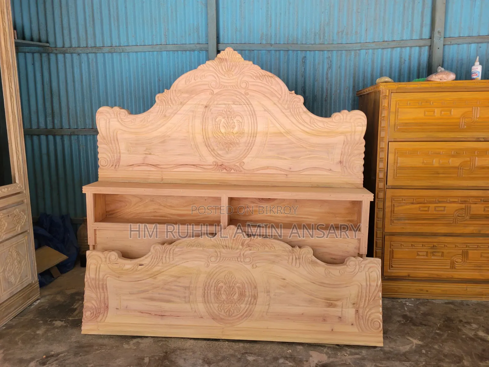 মেহগনি কাঠের বক্স খাট।