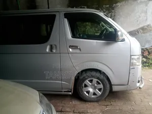 টয়োটা হায়েস ২০১৫ সিলভার