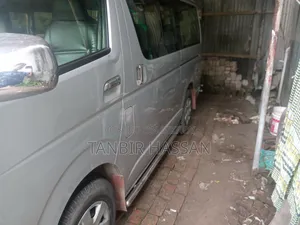 টয়োটা হায়েস ২০১৫ সিলভার