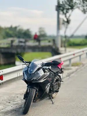 নিউ সিএফমোটো ৩০০এসআর ২০২৫ সিলভার