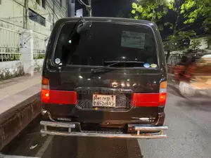 টয়োটা নোয়া ২০০৪ টিল