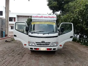Toyota Dyna 2013 White