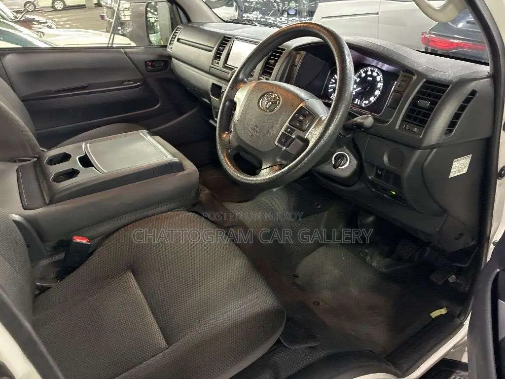 Toyota HiAce 2021 White