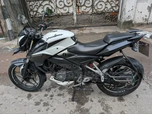বাজাজ পালসার এনএস ১৬০ ২০১৮ হোয়াইট