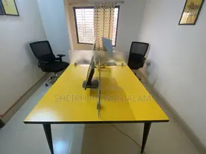 ৪ জনের অফিস টেবিল হলুদ এবং কালো রঙে