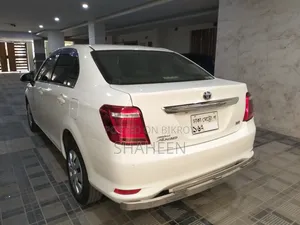 টয়োটা এক্সিও ২০১৮ সাদা