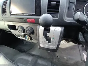 Toyota HiAce ২০২০ সিলভার