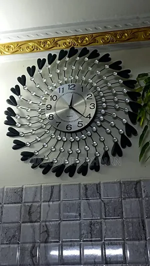 একটি ওয়াল ঘড়ি ও মিরর বিক্রি হবে