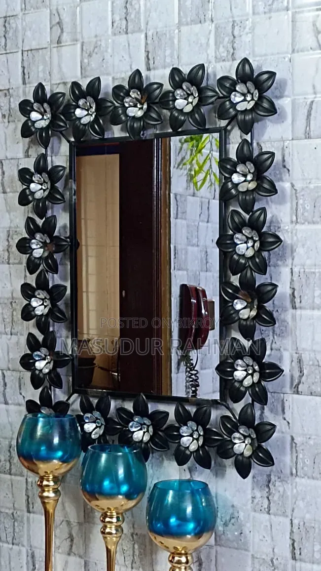 একটি ওয়াল ঘড়ি ও মিরর বিক্রি হবে