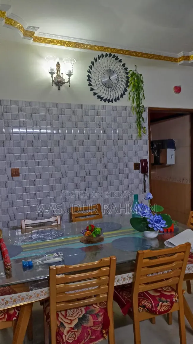 একটি ওয়াল ঘড়ি ও মিরর বিক্রি হবে