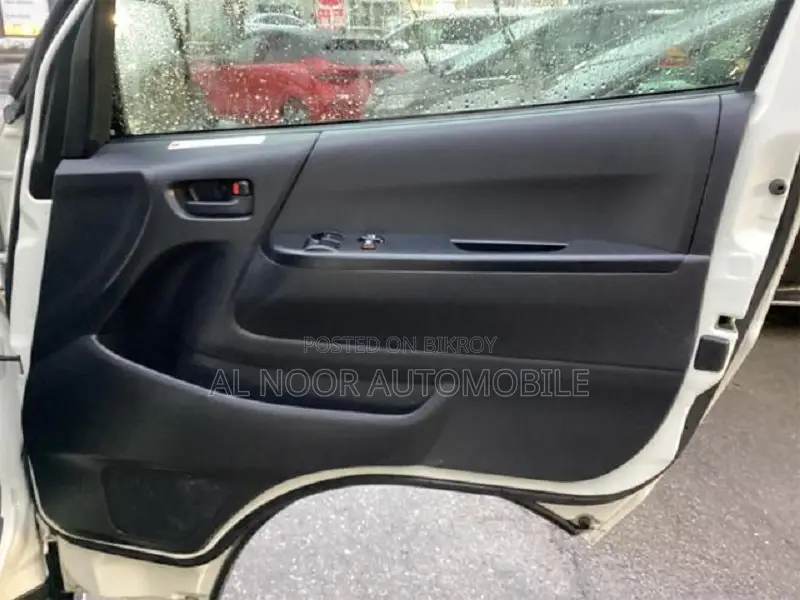 টয়োটা হাইএস ২০২১ সাদা