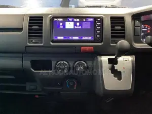 টয়োটা হাইএস ২০২১ সাদা