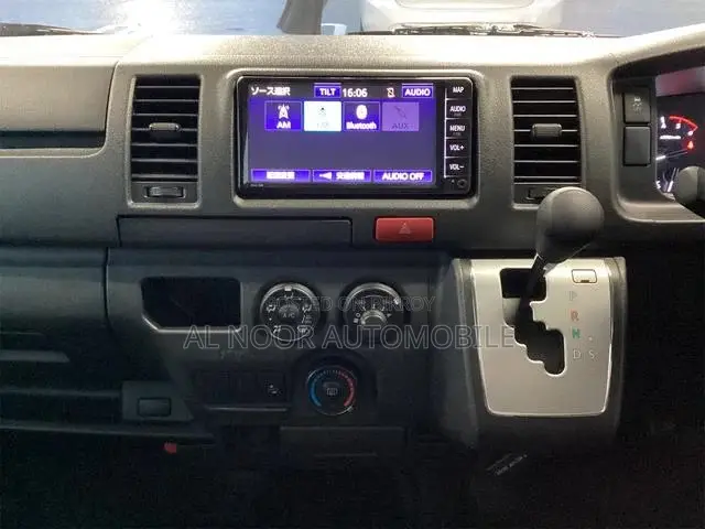 টয়োটা হাইএস ২০২১ সাদা