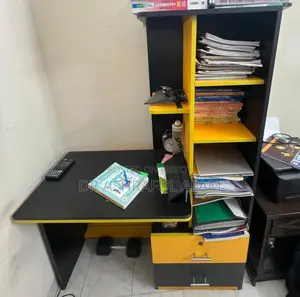 পড়ার টেবিল