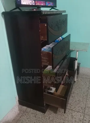 কাঠের আলমারি