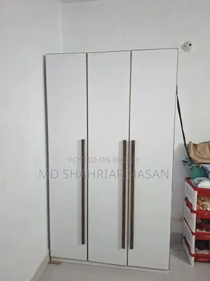 সাদা রঙের ওয়ারড্রোব