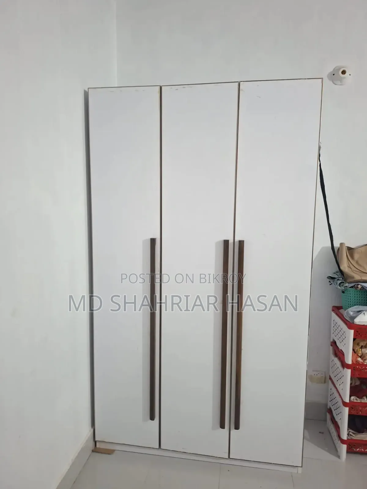 সাদা রঙের ওয়ারড্রোব