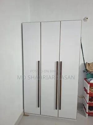 সাদা রঙের ওয়ারড্রোব