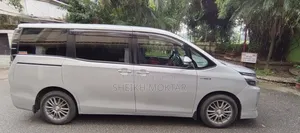 টয়োটা ভক্সি হাইব্রিড ভি টুডব্লিউডি ৭-সিটার ২০১৭ সিলভার