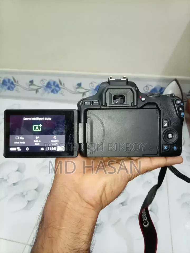 একটি ডিএসএলআর ক্যামেরা বিক্রি করা হবে