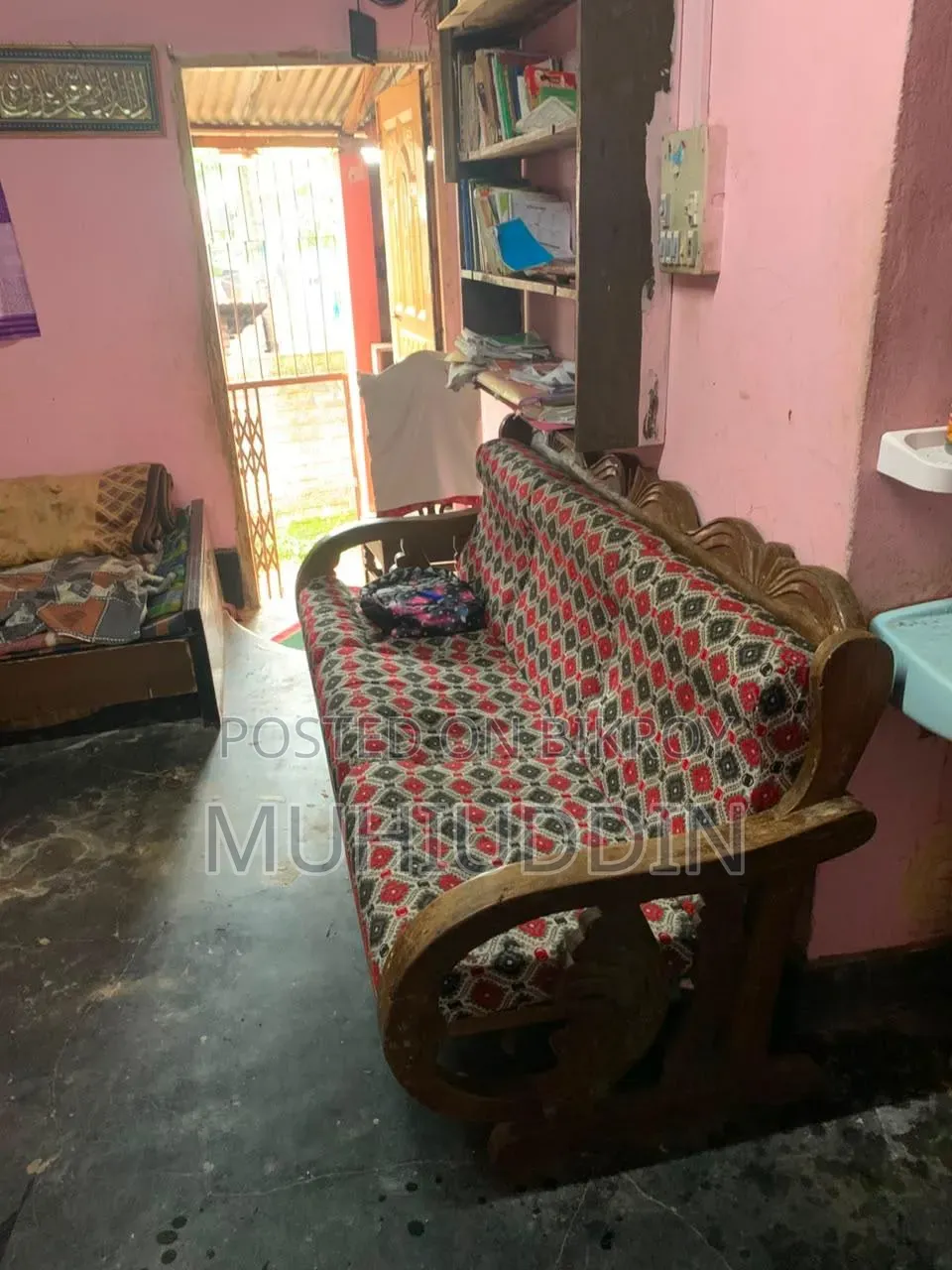 ঘরের আসবাব পত্র