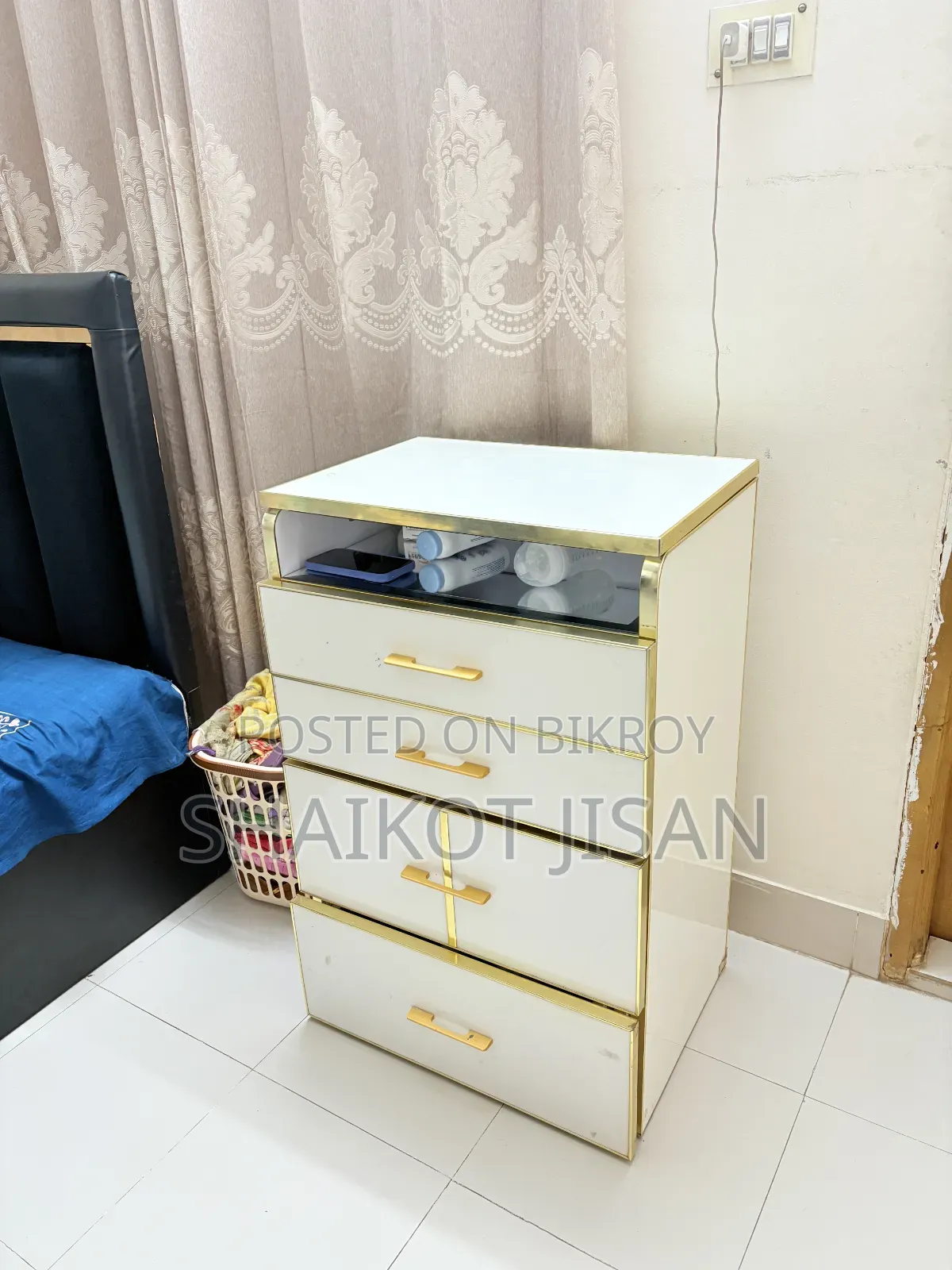 স্টোরেজ সিস্টেম ভ্যানিটি