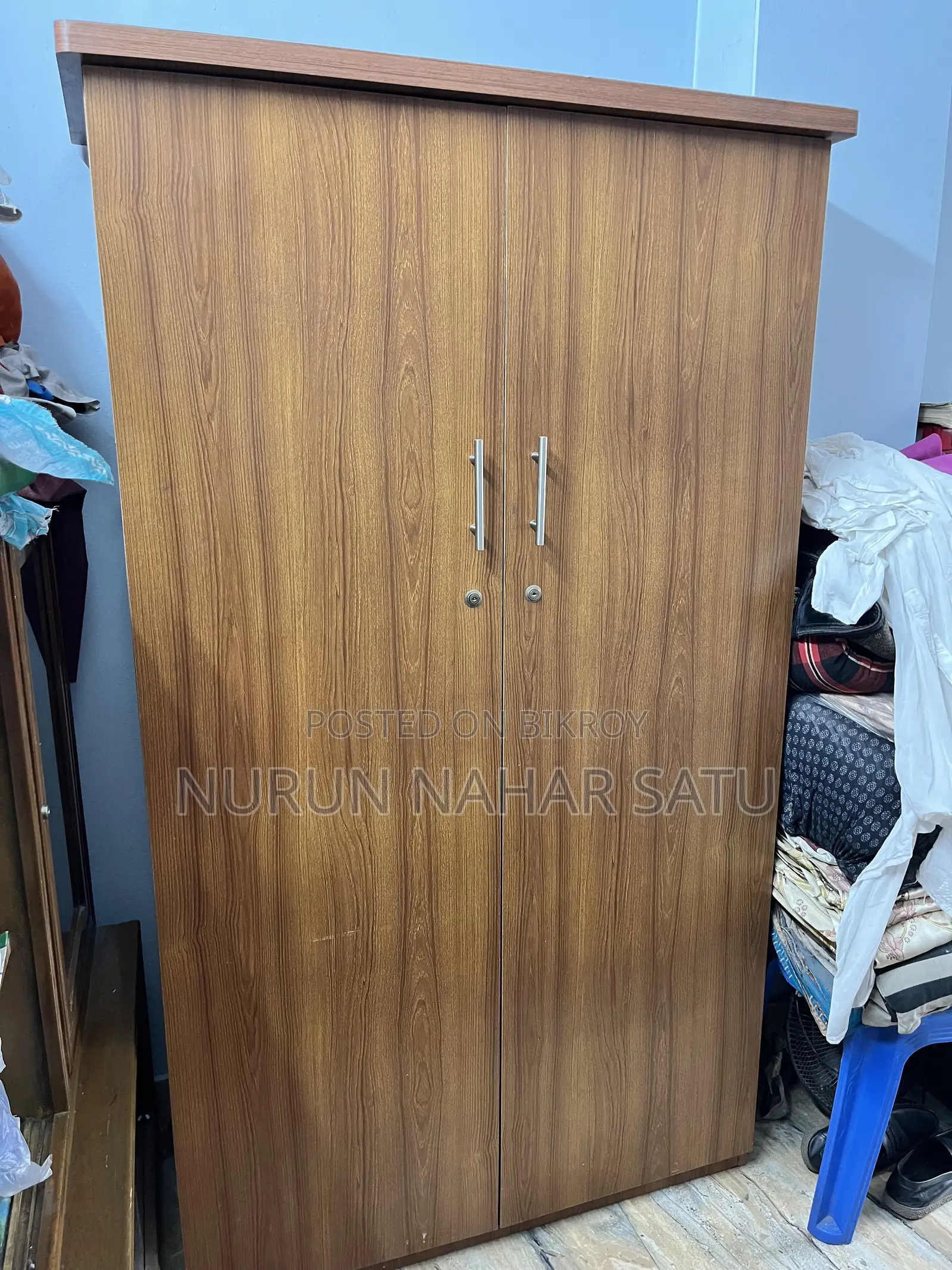 একটি বোর্ডের আলমারি বিক্রি হবে