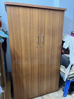 একটি বোর্ডের আলমারি বিক্রি হবে