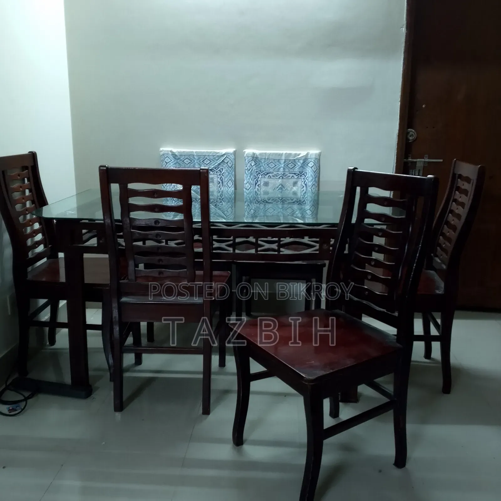 মালয়েশিয়ান কাঠ - ৬টি চেয়ারসহ ডাইনিং টেবিল