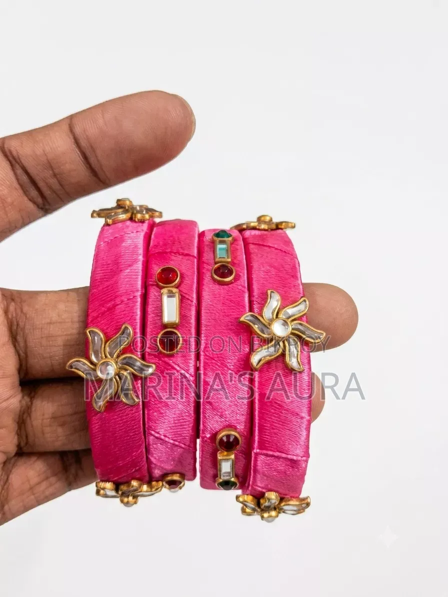 হাতের তৈরি চুড়ি।