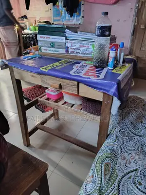পড়াশোনার জন্য একটি মজবুত কাঠের টেবিল বিক্রি হবে