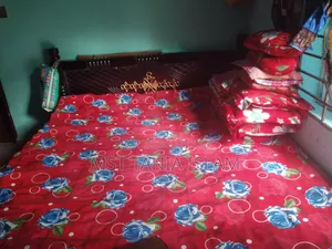 খাট এবং বোর্ড মিক্স এবং মজবুত টেকসই শুধু একটু রঙ উঠে গেছে হালকা
