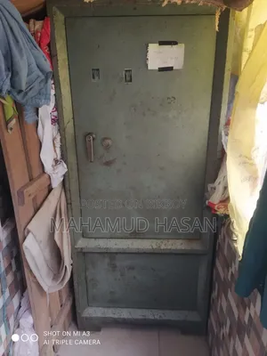 স্টিলের আলমারি