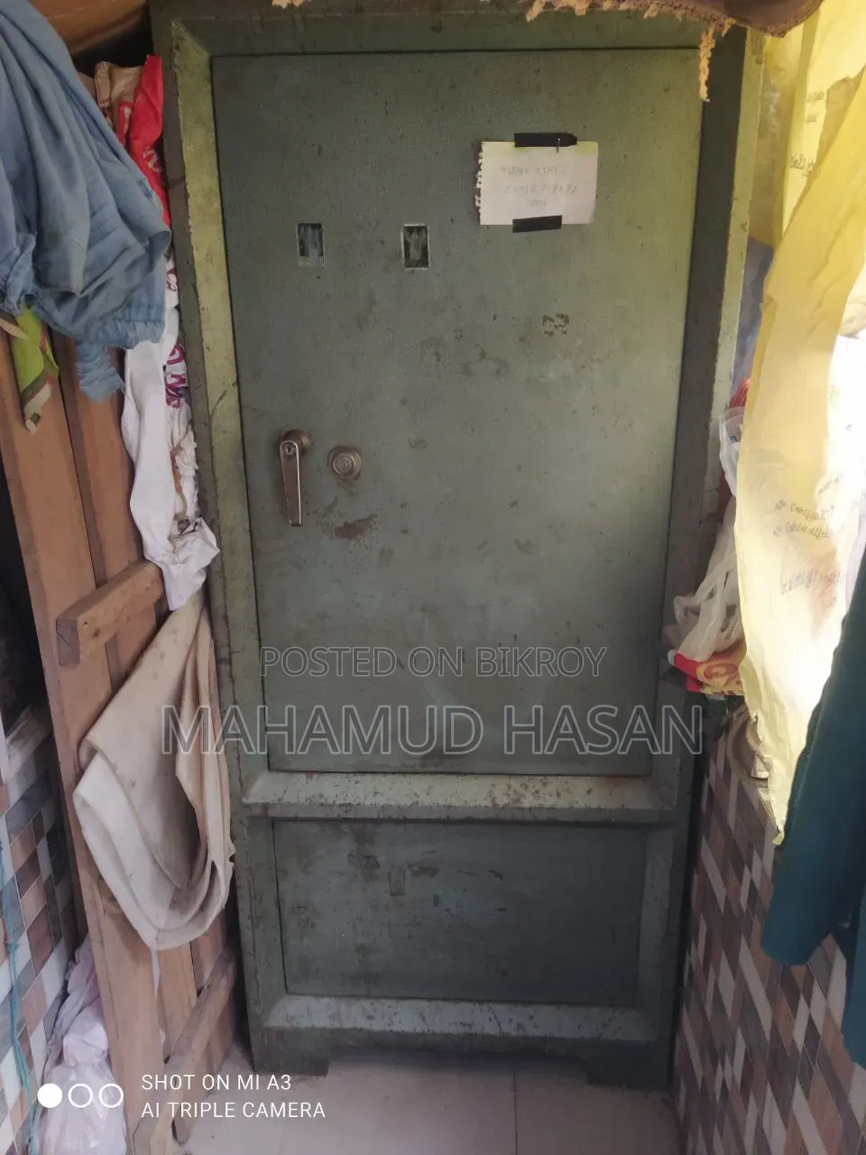 স্টিলের আলমারি