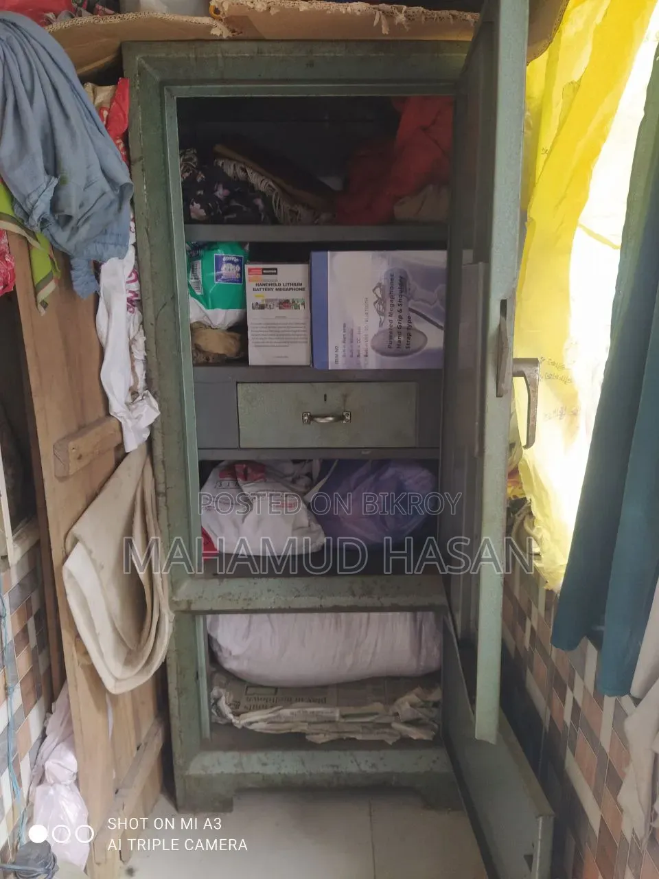 স্টিলের আলমারি