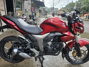 সুজুকি জিক্সার ২০২২ লাল