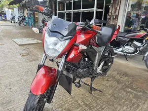 সুজুকি জিক্সার ২০২২ লাল