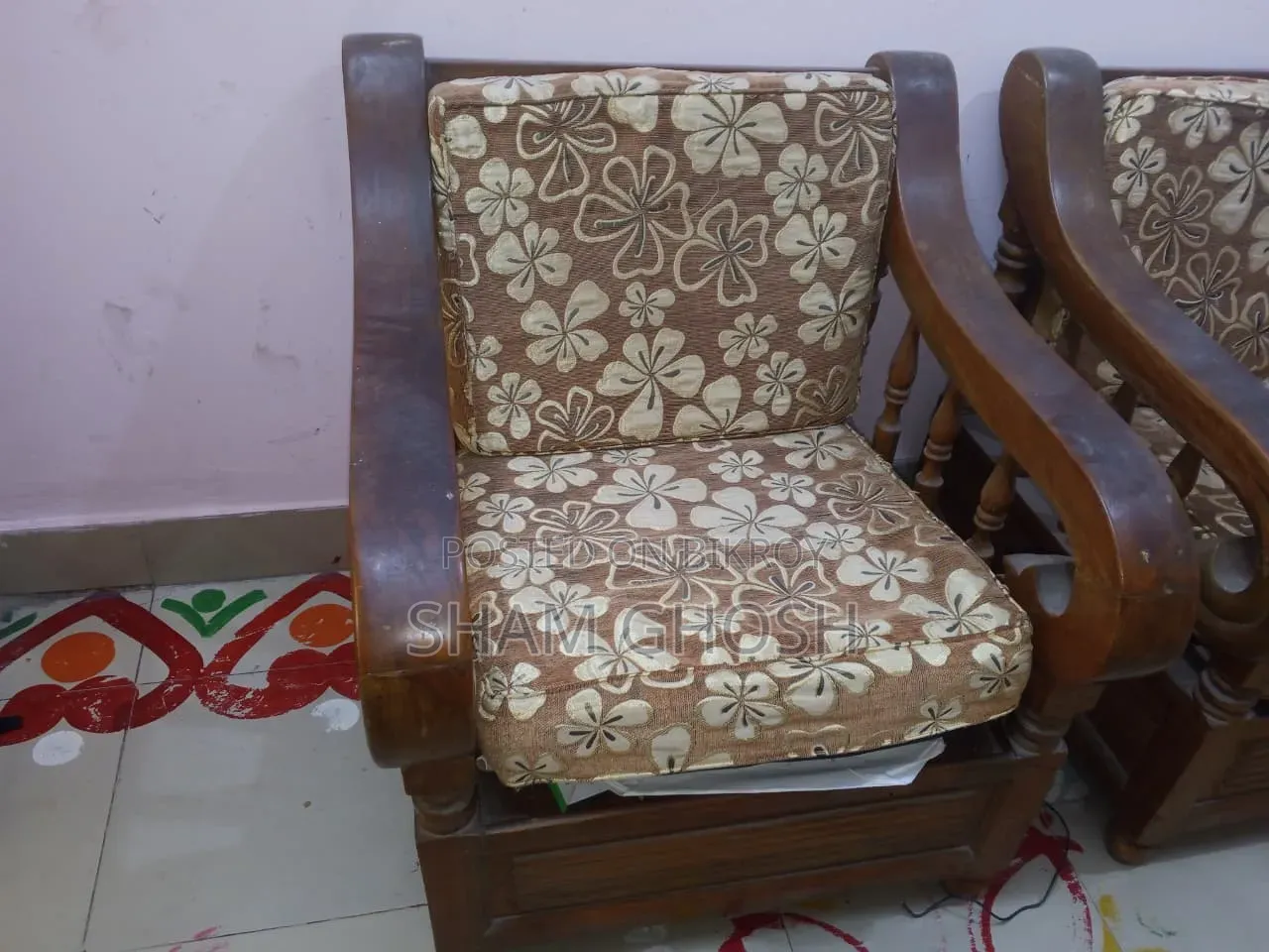 পুরাতন কাঠের তৈরি ২টি সুন্দর সোফা চেয়ার বিক্রি