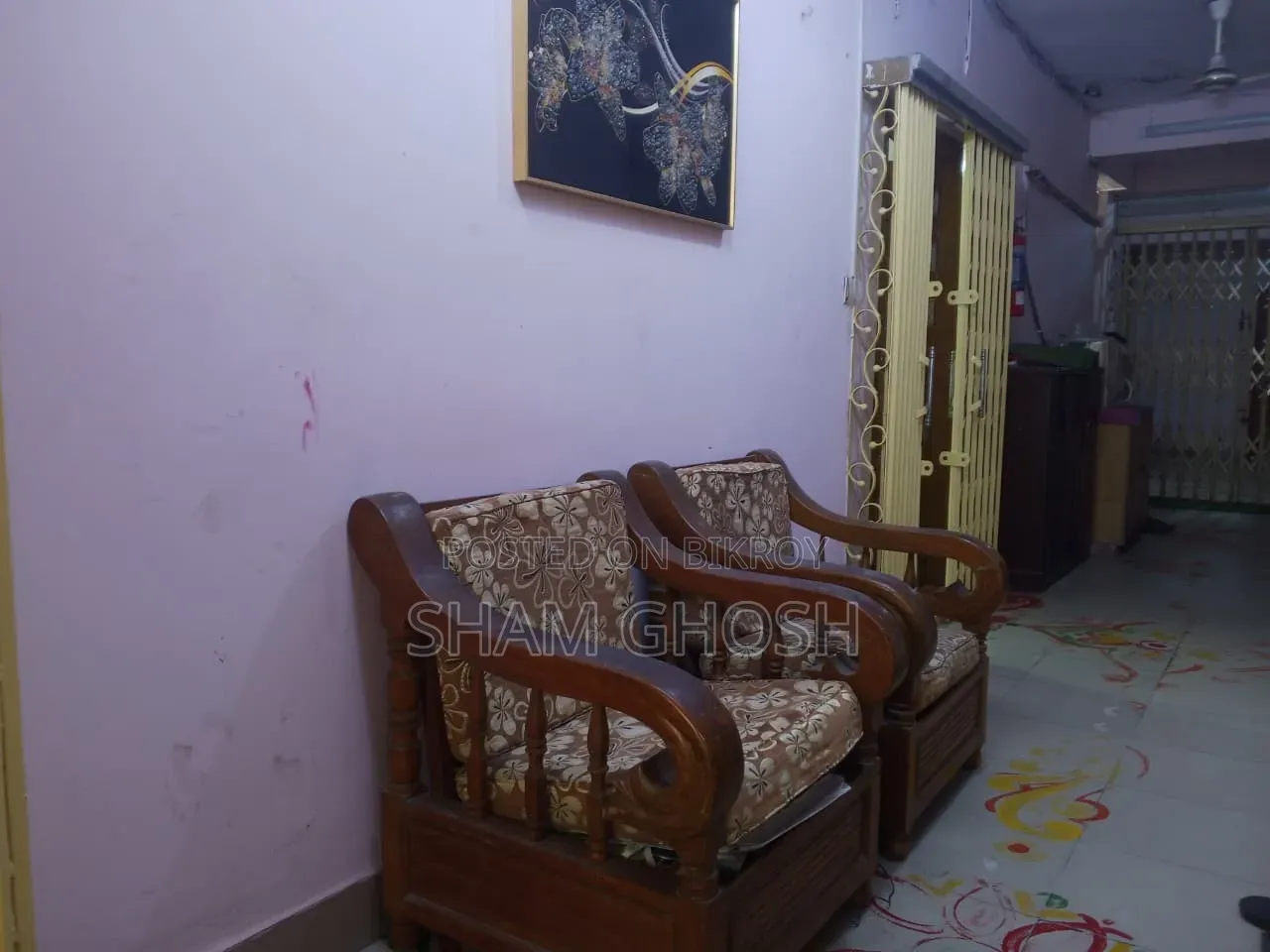 পুরাতন কাঠের তৈরি ২টি সুন্দর সোফা চেয়ার বিক্রি