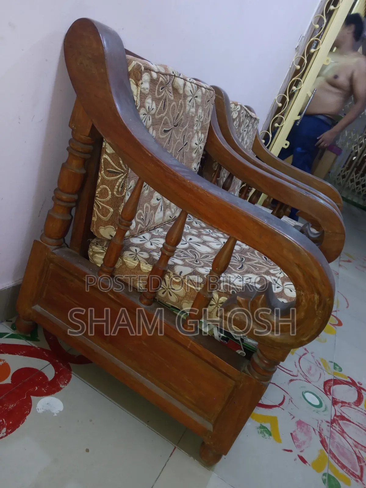 পুরাতন কাঠের তৈরি ২টি সুন্দর সোফা চেয়ার বিক্রি