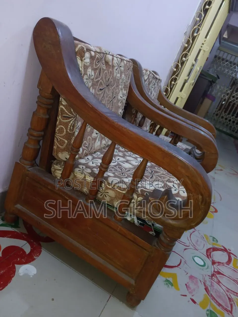 পুরাতন কাঠের তৈরি ২টি সুন্দর সোফা চেয়ার বিক্রি