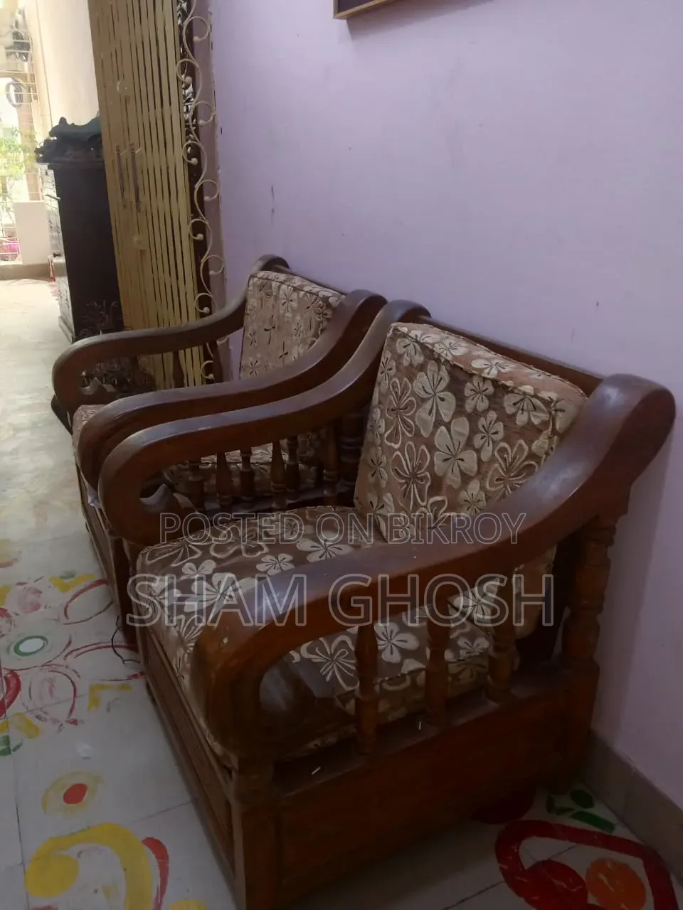 পুরাতন কাঠের তৈরি ২টি সুন্দর সোফা চেয়ার বিক্রি
