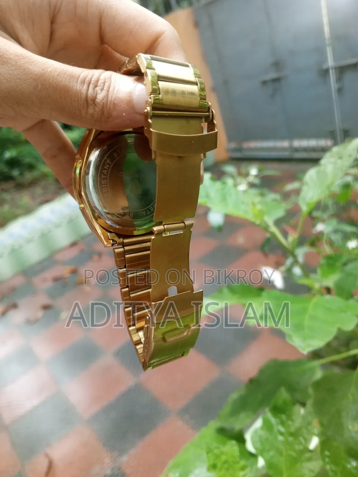 A Binbond brand gold-colored quartz watch.