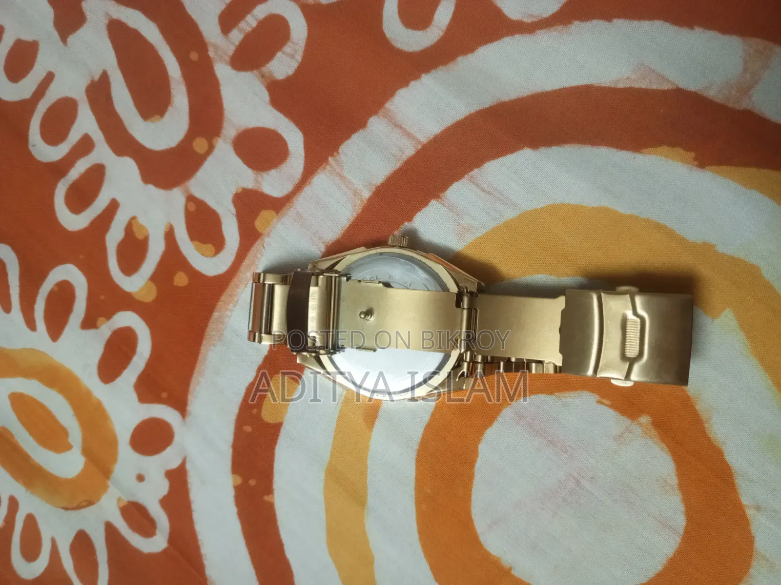 A Binbond brand gold-colored quartz watch.