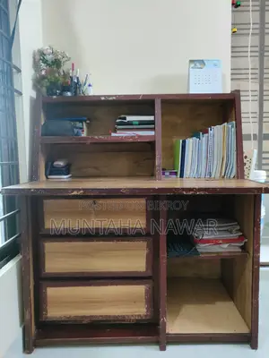 পড়ার টেবিল