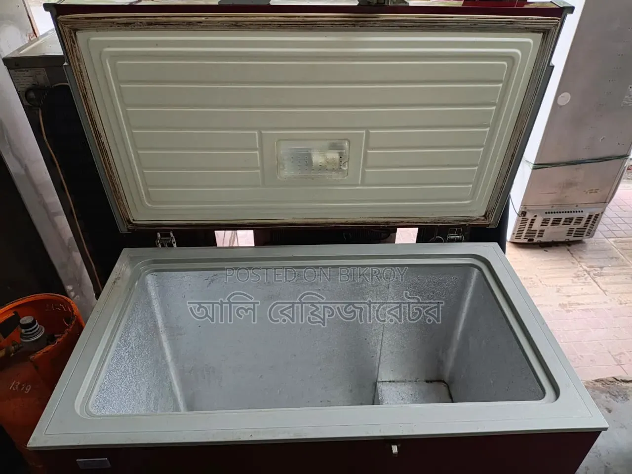 একটি ডিপ ফ্রিজ বিক্রি হবে